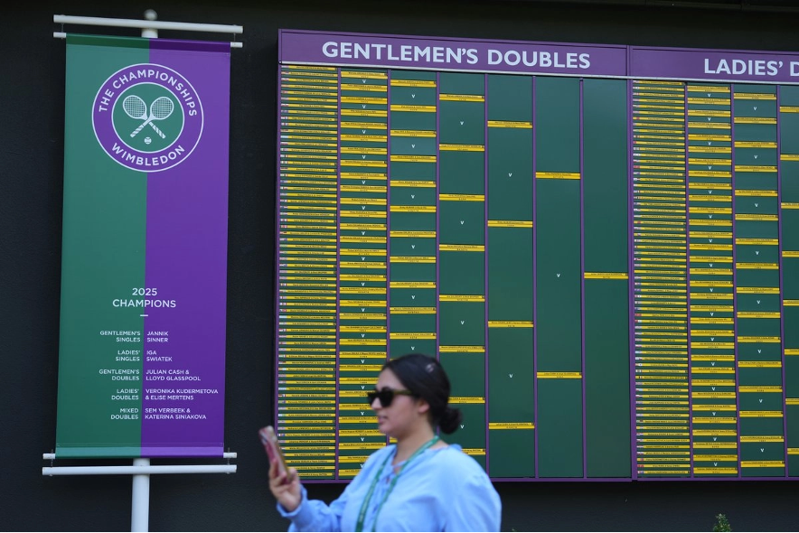 Cartel del Campeonato de Tenis de Wimbledon, en Londres, el 24 de junio de 2026.