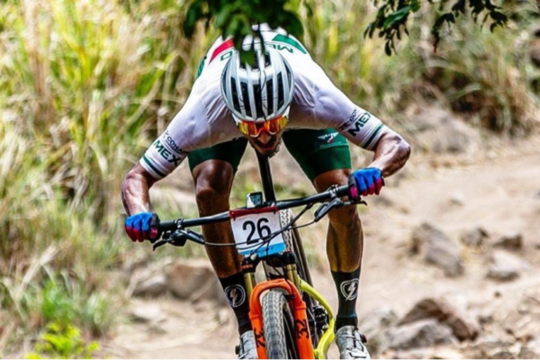 En un recorrido exigente y ante la élite internacional de la prueba, Ulloa demostró su fortaleza y experiencia para asegurar un lugar en el podio, sumando un importante resultado para nuestro país. 