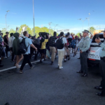 La caravana "De la mano de Dios" es conformada por unos 200 migrantes, en su mayoría originarios de Cuba, Venezuela, Haití, Ecuador, Honduras y El Salvador; en la imagen, el contingente es visto pasar por elementos de la Guardia Nacional en Chiapas. 