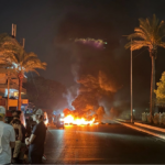 Partidarios de Hezbollah bloquean la antigua carretera del aeropuerto, en los suburbios del sur de Beirut, quemando neumáticos para protestar contra el acuerdo tripartito firmado entre Estados Unidos, Israel y el Líbano.