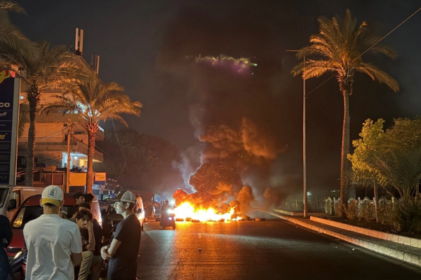 Partidarios de Hezbollah bloquean la antigua carretera del aeropuerto, en los suburbios del sur de Beirut, quemando neumáticos para protestar contra el acuerdo tripartito firmado entre Estados Unidos, Israel y el Líbano.