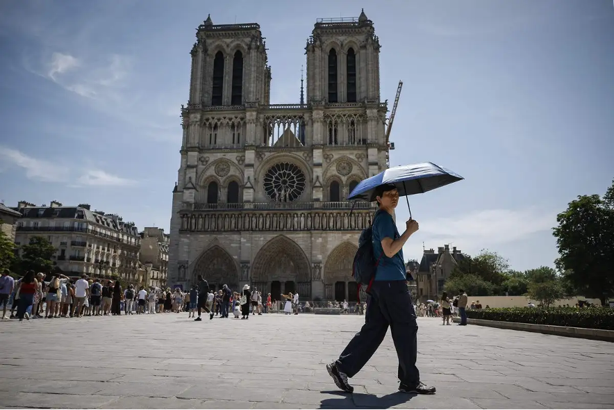 Marchitándose bajo el sol de verano, una fila de turistas espera para subir a la catedral de Notre Dame y encontrarse con sus gárgolas. Cuatro metros por debajo de ellos, un equipo de arqueólogos excava en la dirección contraria —hacia abajo y hacia atrás en el tiempo, hasta el París romano de hace 2 mil años. En 2019, un incendio hizo que la aguja de Notre Dame se desplomara ante la mirada del mundo entero. La catedral fue reconstruida y reabrió a finales de 2024, y ahora París quiere humanizar la calurosa y desnuda plaza que tiene delante con árboles y sombra. Pero en una ciudad tan antigua, no se puede remover la tierra hasta que se haya excavado debajo, por si se daña durante las obras. Así que una parte de la explanada de Notre Dame se ha convertido en zona de excavación: un foso abierto rodeado de barreras y atravesado por una pasarela de madera, a pocos pasos de la fila. “La excavación del siglo” La prensa francesa lo ha bautizado como “la excavación del siglo”. “Es una oportunidad poco común para trabajar en algo que va a marcar una diferencia tangible en la historia de París”, indicó Lucie Altenburg, conservadora de la unidad de arqueología de París, a The Associated Press. Entre los cientos de objetos que se han hallado ya: una moneda del siglo IV estampada con el rostro del emperador Constantino y fragmentos de cerámica medieval pintados por dentro con marcas que ningún experto ha logrado descifrar todavía, como un Código Da Vinci moderno. “Hace que Notre Dame vuelva a sentirse viva”, dijo Emily Carter, una turista procedente de Manchester de 34 años que esperaba en la fila con sus dos hijos. “Vienes a ver la catedral y te das cuenta de que hay otra ciudad bajo tus pies. Eso es casi más conmovedor”. Las primeras huellas aparecen a 50 centímetros de profundidad. Cuatro metros más abajo, el equipo sigue sacando a la luz el pasado. Algunos días llenan 15 cajas, con tierra que ha permanecido intacta durante décadas. Esta es la realidad de toda ciudad antigua: el pasado no está en un museo a la vuelta de la esquina, sino bajo la calle. Cada época construye sobre los escombros de la anterior y, con ello, el suelo sube. En Roma, ha aumentado unos 9 metros desde la caída del imperio en el siglo V d.C. Cuando Atenas construyó su metro para los Juegos Olímpicos de 2004, se puso en marcha la mayor excavación de la historia de Grecia y aparecieron decenas de miles de objetos, que ahora se exhiben en las propias estaciones. París no es diferente. Todo procede de la isla del Sena, la Île de la Cité, donde se fundó París. Siglos después, Notre Dame se alzó sobre el mismo terreno. Cuando se erigió la catedral, en 1163, toda la plaza estaba abarrotada de casas medievales, separadas por una única calle, señaló Camille Colonna, la arqueóloga que dirige la excavación. Al excavar hacia abajo, su equipo ha llegado a sus sótanos y, por lo tanto, también a la época histórica que representan. Debajo se encuentran silos de grano merovingios y carolingios, de entre los siglos VI y X. Más abajo, en una zona más oscura y profunda, hay un denso barrio romano de los siglos IV y V. Una ventana a la historia de París Veinte siglos de historia se apilan en 4 metros de tierra, o aproximadamente la altura de dos Napoleones Bonaparte y medio puestos uno encima del otro. “Aquí puedes ver las capas: el París medieval, el París romano, quizá incluso antes”, manifestó Yasmine Benali, una estudiante de arqueología de 22 años que observaba desde detrás de las barreras. “Hace que la ciudad se sienta menos como una postal y más como algo que todavía se está descubriendo”. Los hallazgos más valiosos aquí provienen del lugar más nauseabundo: los profundos pozos bajo las casas medievales, antiguas letrinas que también servían como basureros. De allí el equipo sigue sacando jarras y tazas enteras —tiradas hace siglos, pero intactas— entre platos rotos y huesos de animales. “Es raro encontrar cerámicas completas”, indicó Valentine Breloux, arqueóloga de la unidad. Aquí, los desechos blandos las amortiguaron y, siglos después, milagrosamente salieron enteras. Luego aparecieron otros objetos que desconcertaron a los expertos. Mientras los conservadores limpiaban lo que parecía cerámica medieval corriente, encontraron una tenue escritura rojiza pintada en el interior: las mismas marcas misteriosas en fragmento tras fragmento. Su significado todavía está por descifrar. De todo lo que ha limpiado en Notre Dame, estos son los hallazgos más “asombrosos”, aseveró Breloux. Las monedas aparecieron como discos negros, corroídos por el óxido. Pero bajo los rayos X surgió un rostro: era Constantino, el emperador romano que gobernó a comienzos del siglo IV d.C. Ese tipo de objetos también “pueden ser inestimables para darnos la fecha de la capa (subterránea)”, manifestó Altenburg. Los hallazgos romanos son los más valorados por los arqueólogos: los más profundos, los más antiguos y los menos comprendidos. En tiempos del imperio romano, la ciudad se llamaba Lutecia, y su centro estaba al otro lado del río, en la margen izquierda. A medida que el imperio colapsaba, la población se replegó hacia la Île de la Cité, donde más tarde se alzaría Notre Dame, y fortificó la isla con muros de piedra tomadas de edificios anteriores. El equipo de Colonna encontró una prueba: un umbral romano hallado en la excavación, tomado de un edificio mucho más grande, trasladado, volteado y colocado en un camino como pavimento. Cada hallazgo sale del foso y viaja hacia el norte, al centro de arqueología de la ciudad, lo que Colonna describe como “un enorme almacén arqueológico”, una caja del tesoro de París. Un regalo "excepcional" Para los arqueólogos, la excavación de la catedral es un regalo excepcional. En Francia, como en otros lugares, trabajan solo donde está a punto de comenzar una obra, algo parecido a cómo los trabajadores de canteras industriales terminaron desenterrando restos de dinosaurios. “Esto solo ocurre porque la ciudad de París decidió que quería embellecer la zona”, explicó Altenburg. La nueva plaza debería estar terminada en su mayoría para 2028: una especie de claro arbolado, con 160 árboles nuevos y una fina lámina de agua deslizándose sobre la piedra para enfriarla en verano —parte del plan de la capital francesa para prepararse para veranos cada vez más calurosos provocados por el calentamiento global. Los turistas que ahora esperan bajo el sol implacable, debajo de las gárgolas, dentro de unos veranos harán fila a la sombra. El antiguo estacionamiento subterráneo reabrirá como centro de visitantes con vista al Sena. Hasta entonces, el equipo de Notre Dame quiere profundizar aún más, más allá de los romanos, hacia quienes llegaron antes que ellos: los galos que dieron a la ciudad su primer nombre. “La esperanza es que podamos retroceder en el tiempo aún más de lo que nunca hemos logrado antes”, señaló Altenburg.