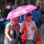 El calor en pacientes con hipertensión, insuficiencia cardíaca o cardiopatía isquémica puede descompensar la enfermedad y aumentar el riesgo de hipotensión, arritmias o empeoramiento de la insuficiencia cardíaca, según la profesora del Grado en Enfermería de la Universidad Europea, Verónica Saldaña.