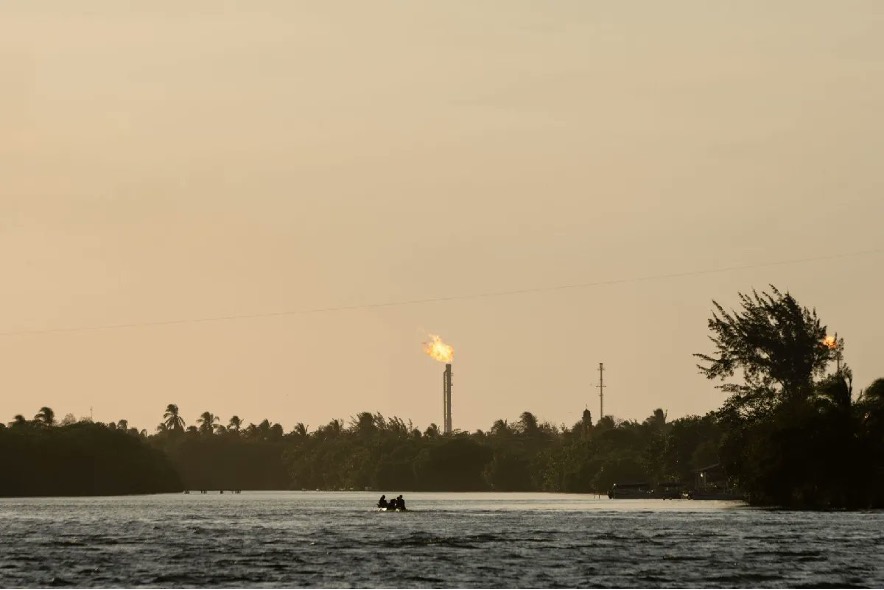 La refinería Olmeca de Petróleos Mexicanos (Pemex) reportó una falla en su planta de generación eléctrica, la cual no representó una emergencia, informó la empresa.