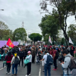 Los maestros avanzaron lentamente a lo largo de calzada de Tlalpan, en dirección sur, para permitir que el resto de los contingentes se desplieguen y acomoden a lo largo de la vialidad.