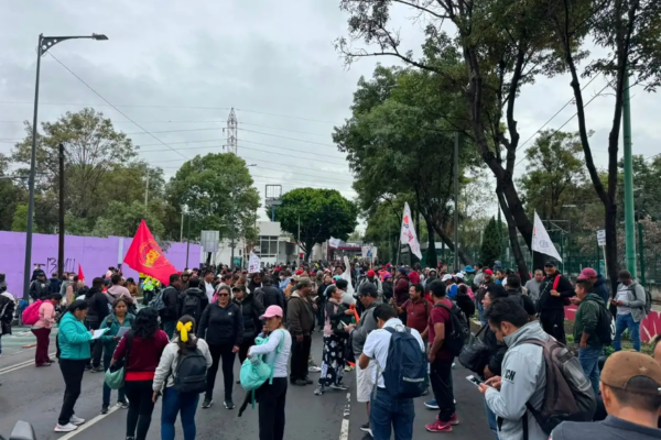 Los maestros avanzaron lentamente a lo largo de calzada de Tlalpan, en dirección sur, para permitir que el resto de los contingentes se desplieguen y acomoden a lo largo de la vialidad.