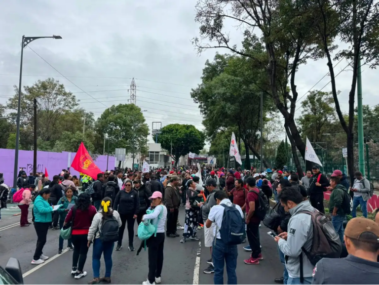 Los maestros avanzaron lentamente a lo largo de calzada de Tlalpan, en dirección sur, para permitir que el resto de los contingentes se desplieguen y acomoden a lo largo de la vialidad.