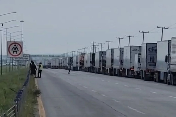 Operadores de carga indicaron que el área de exportación abrió sus puertas a las 8:00 de la mañana, como ocurre habitualmente los sábados; sin embargo, desde ese momento comenzaron las fallas y prácticamente no hubo avance de unidades durante varias horas. La falta de movimiento ocasionó el colapso de los cinco carriles de acceso al puente y largas filas que alcanzaron zonas cercanas al Parque Industrial Oradel y la Carretera Anáhuac.