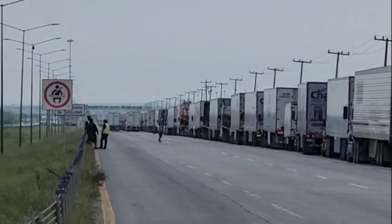 Operadores de carga indicaron que el área de exportación abrió sus puertas a las 8:00 de la mañana, como ocurre habitualmente los sábados; sin embargo, desde ese momento comenzaron las fallas y prácticamente no hubo avance de unidades durante varias horas. La falta de movimiento ocasionó el colapso de los cinco carriles de acceso al puente y largas filas que alcanzaron zonas cercanas al Parque Industrial Oradel y la Carretera Anáhuac.