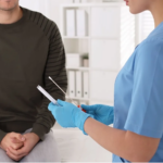 El Centro Europeo para la Prevención y Control de Enfermedades (ECDC, por sus siglas en inglés) ha advertido este jueves del aumento de casos de gonorrea resistente a los medicamentos en este continente, y es que un número creciente de países comunitarios han detectado cepas gonocócicas resistentes al antibiótico ceftriaxona.