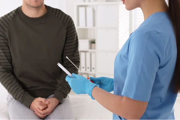 El Centro Europeo para la Prevención y Control de Enfermedades (ECDC, por sus siglas en inglés) ha advertido este jueves del aumento de casos de gonorrea resistente a los medicamentos en este continente, y es que un número creciente de países comunitarios han detectado cepas gonocócicas resistentes al antibiótico ceftriaxona.