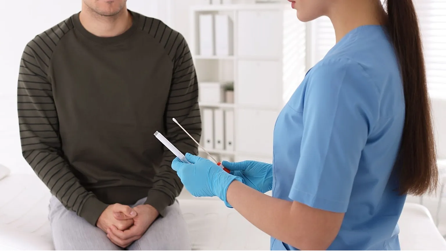 El Centro Europeo para la Prevención y Control de Enfermedades (ECDC, por sus siglas en inglés) ha advertido este jueves del aumento de casos de gonorrea resistente a los medicamentos en este continente, y es que un número creciente de países comunitarios han detectado cepas gonocócicas resistentes al antibiótico ceftriaxona.