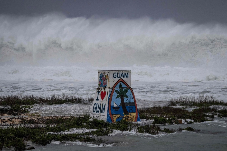 Los habitantes de Guam y las Islas Marianas del Norte se trasladaron a centros de evacuación de emergencia y realizaron preparativos de última hora el 5 de julio, horas antes de que se pronosticara que un "supertifón" arrasaría los territorios estadunidenses del Pacífico.