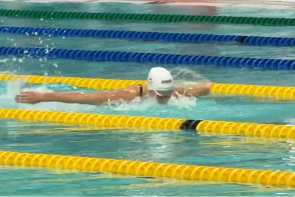 La canadiense Summer McIntosh batió el récord mundial femenino más antiguo de la natación, el de los 200 metros mariposa.