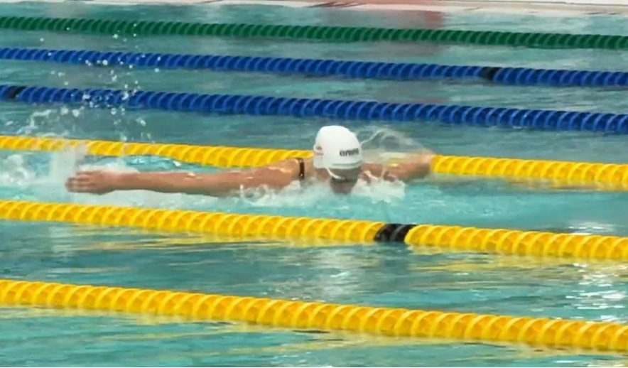 La canadiense Summer McIntosh batió el récord mundial femenino más antiguo de la natación, el de los 200 metros mariposa.