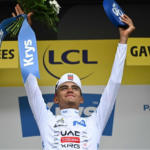 El mexicano Isaac del Toro escaló al tercer lugar de la clasificación general del Tour de Francia tras finalizar detrás de Tadej Pogacar y Jonas Vingegaard, el 9 de julio de 2026.
