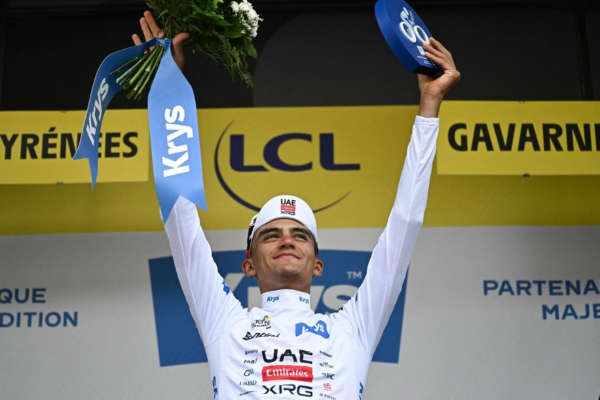 El mexicano Isaac del Toro escaló al tercer lugar de la clasificación general del Tour de Francia tras finalizar detrás de Tadej Pogacar y Jonas Vingegaard, el 9 de julio de 2026.