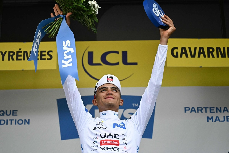 El mexicano Isaac del Toro escaló al tercer lugar de la clasificación general del Tour de Francia tras finalizar detrás de Tadej Pogacar y Jonas Vingegaard, el 9 de julio de 2026.