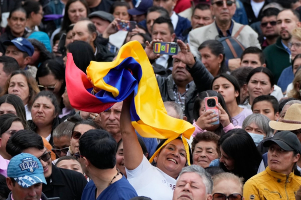 Partidarios del presidente electo de Colombia, Abelardo de la Espriella, asisten a una misa religiosa en honor a Nuestra Señora del Rosario de Chiquinquirá, en Chiquinquirá, Colombia, el 9 de julio de 2026.