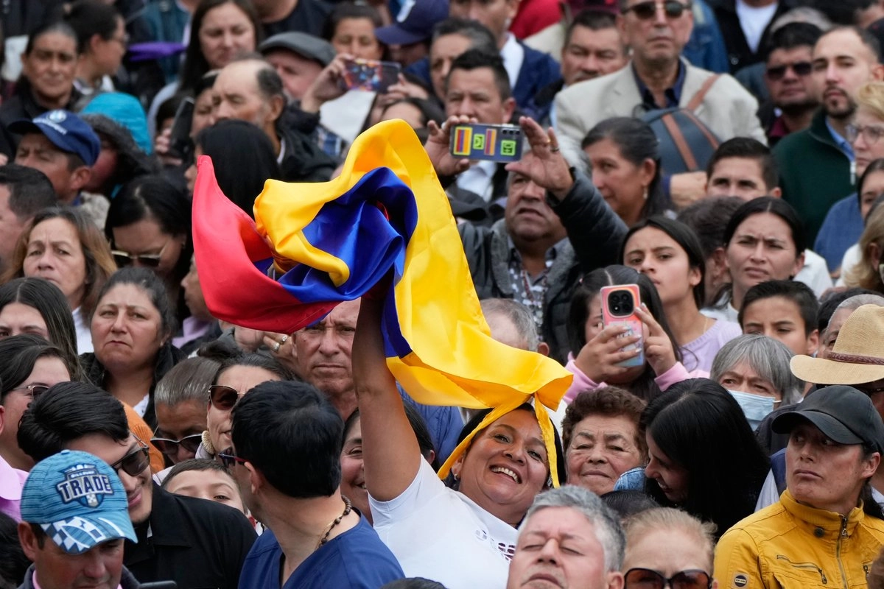 Partidarios del presidente electo de Colombia, Abelardo de la Espriella, asisten a una misa religiosa en honor a Nuestra Señora del Rosario de Chiquinquirá, en Chiquinquirá, Colombia, el 9 de julio de 2026.
