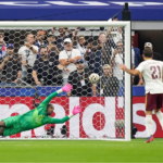 El español Mikel Oyarzabal anota el primer gol durante el partido de semifinales del Mundial entre Francia y España en Arlington, Texas, el 14 de julio de 2026.
