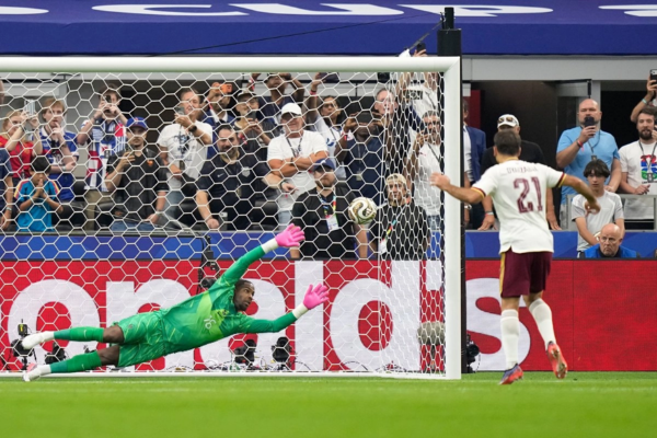 El español Mikel Oyarzabal anota el primer gol durante el partido de semifinales del Mundial entre Francia y España en Arlington, Texas, el 14 de julio de 2026.