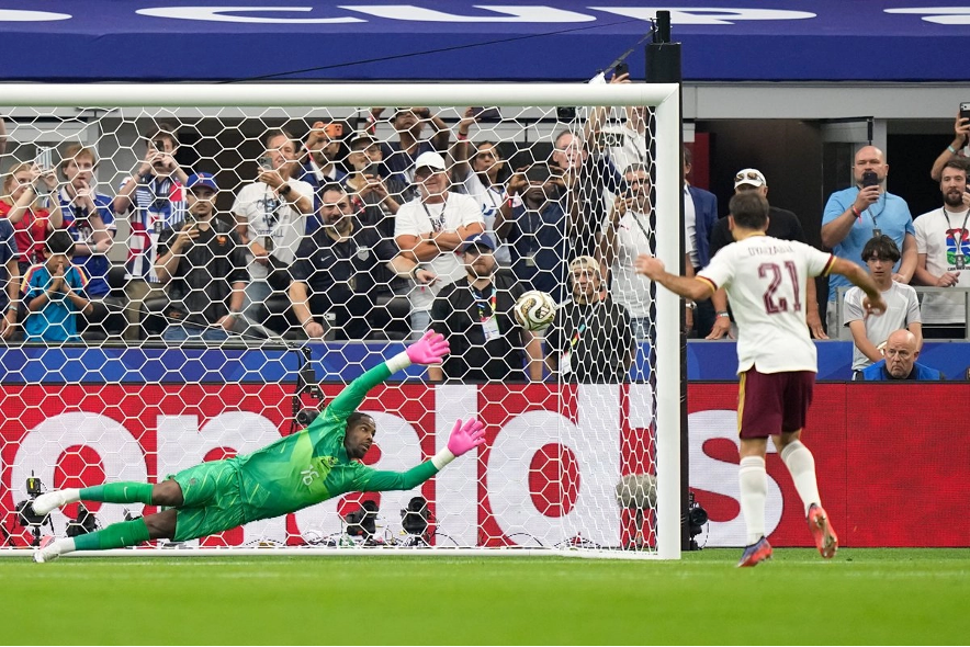 El español Mikel Oyarzabal anota el primer gol durante el partido de semifinales del Mundial entre Francia y España en Arlington, Texas, el 14 de julio de 2026.