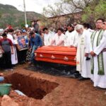 Cuatro empleados del Aserradero Mesa del Huracán y un albañil fueron encontrados sin vida en la región Tarahumara; la Fiscalía indaga el móvil del ataque.