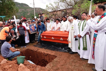 Cuatro empleados del Aserradero Mesa del Huracán y un albañil fueron encontrados sin vida en la región Tarahumara; la Fiscalía indaga el móvil del ataque.