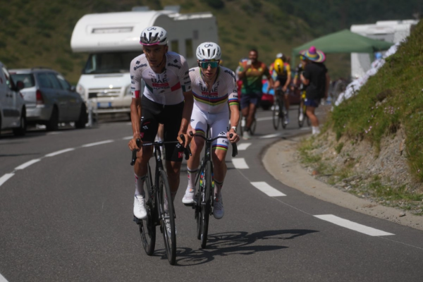 El mexicano Isaac Del Toro y el esloveno Tadej Pogacar lideran la carrera durante la sexta etapa del Tour de Francia, una prueba ciclista de 186 kilómetros (115,5 millas) con salida en Pau y llegada en Gavarnie-Gedre, Francia.