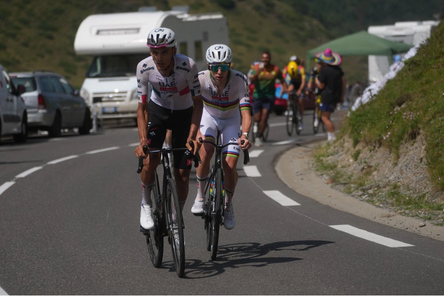 El mexicano Isaac Del Toro y el esloveno Tadej Pogacar lideran la carrera durante la sexta etapa del Tour de Francia, una prueba ciclista de 186 kilómetros (115,5 millas) con salida en Pau y llegada en Gavarnie-Gedre, Francia.