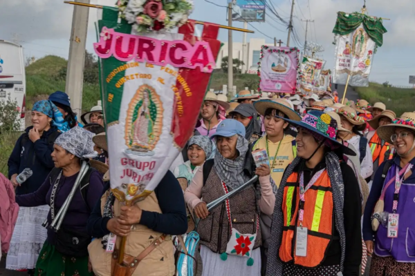 Unas dos mil mujeres camina en la columna femenil que planea llegar a la Basílica de Guadalupe el próximo 25 de julio.