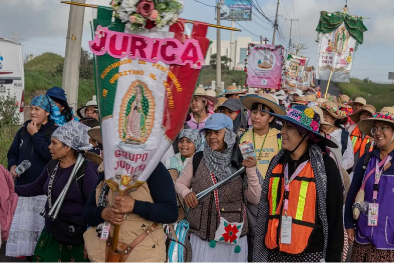 Unas dos mil mujeres camina en la columna femenil que planea llegar a la Basílica de Guadalupe el próximo 25 de julio.
