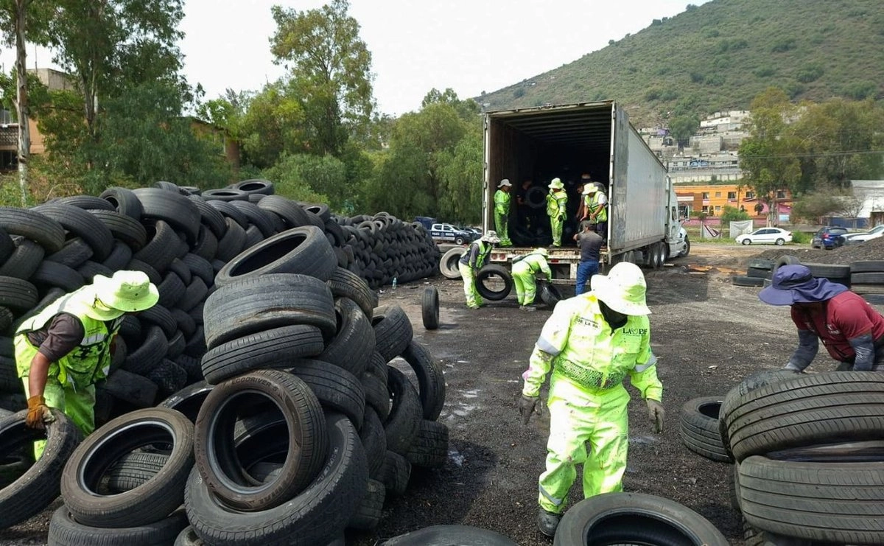 Al Centro de Acopio ubicado a la altura del kilómetro 21+100, de la carretera federal México-Puebla, llegan llantas recolectadas en el municipio de La Paz y en otros como Nezahualcóyotl, Ixtapaluca, Chimalhuacán, Chicoloapan e, incluso, de algunas alcaldías de la Ciudad de México.