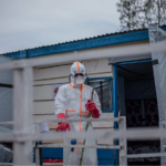 Un higienista con equipo de protección personal (EPP) inicia las labores de limpieza y desinfección en el Centro de Tratamiento del Ébola (CTE) de Rwampara, en Bunia, Ituri, al este de la República Democrática del Congo, el 13 de julio de 2026. 