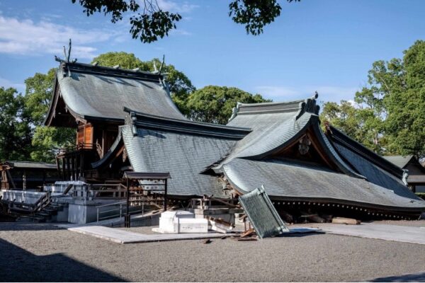 Equipos de rescate trabajan en el lugar de una casa, dañada por el terremoto del 28 de julio, en Yatsushiro, prefectura de Kumamoto, el 30 de julio de 2026. 