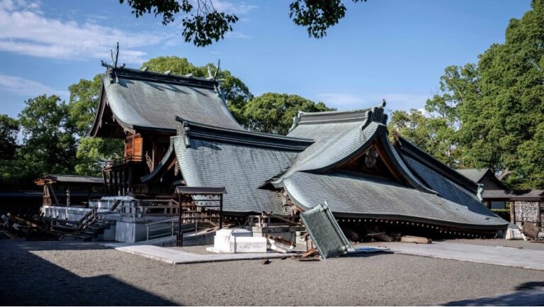 Equipos de rescate trabajan en el lugar de una casa, dañada por el terremoto del 28 de julio, en Yatsushiro, prefectura de Kumamoto, el 30 de julio de 2026. 