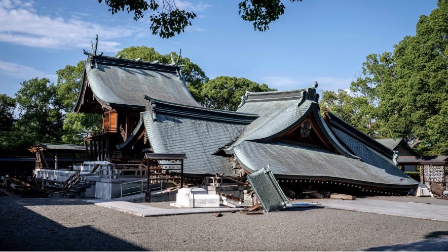 Equipos de rescate trabajan en el lugar de una casa, dañada por el terremoto del 28 de julio, en Yatsushiro, prefectura de Kumamoto, el 30 de julio de 2026. 