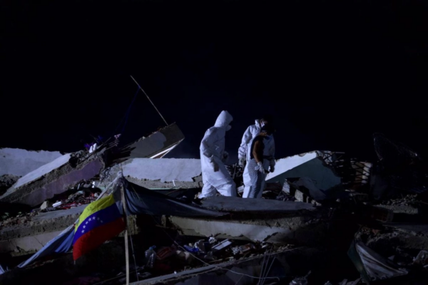 Brigadistas durante labores de rescate tras los sismos en Venezuela, el 3 de julio de 2026. 