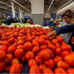 El costo de la vida para salir de la pobreza, tanto en la ciudades como en el campo mexicano, se redujo en junio respecto a mayo, pero no deja de ser más alto que en 2025. Este año, la canasta mínima, que se usa como un trazo para evaluar la pobreza por ingresos, es más cara que al sexto mes de 2025, reveló el Instituto Nacional de Estadística y Geografía (Inegi).
