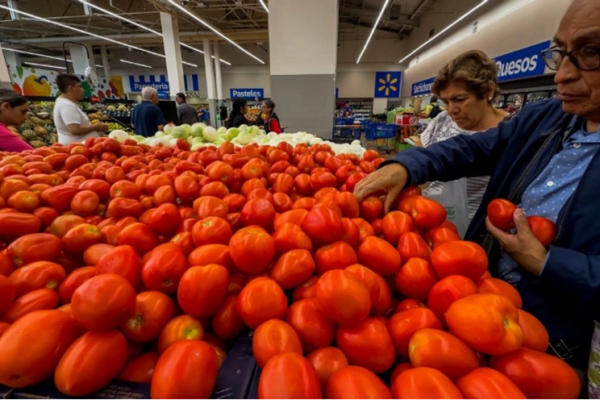 El costo de la vida para salir de la pobreza, tanto en la ciudades como en el campo mexicano, se redujo en junio respecto a mayo, pero no deja de ser más alto que en 2025. Este año, la canasta mínima, que se usa como un trazo para evaluar la pobreza por ingresos, es más cara que al sexto mes de 2025, reveló el Instituto Nacional de Estadística y Geografía (Inegi).