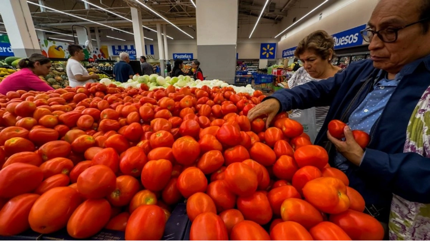 El costo de la vida para salir de la pobreza, tanto en la ciudades como en el campo mexicano, se redujo en junio respecto a mayo, pero no deja de ser más alto que en 2025. Este año, la canasta mínima, que se usa como un trazo para evaluar la pobreza por ingresos, es más cara que al sexto mes de 2025, reveló el Instituto Nacional de Estadística y Geografía (Inegi).