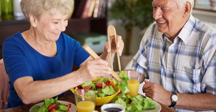 Una alimentación equilibrada es fundamental para conservar la vitalidad, prevenir caídas y mantener la fuerza e independencia funcional en la tercera edad, afirma el nutricionista y catedrático de Ciencias del Deporte de la Universidad Europea, Vicente Javier Clemente.