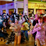 A sus 89 años, el Salón Los Ángeles festejó a lo grande su longevidad y una historia que va de la tradición a la modernidad, con un abanico de ritmos como el mambo, salsa, cumbia, chachachá, así como de “su majestad” el danzón, entre otros géneros, que resonaron en una noche sabatina que resultó espectacular.