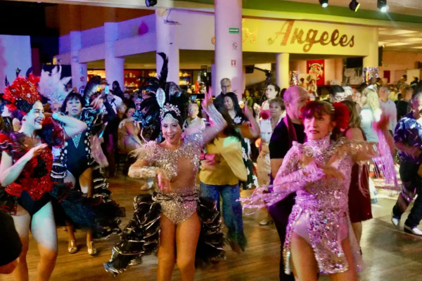 A sus 89 años, el Salón Los Ángeles festejó a lo grande su longevidad y una historia que va de la tradición a la modernidad, con un abanico de ritmos como el mambo, salsa, cumbia, chachachá, así como de “su majestad” el danzón, entre otros géneros, que resonaron en una noche sabatina que resultó espectacular.