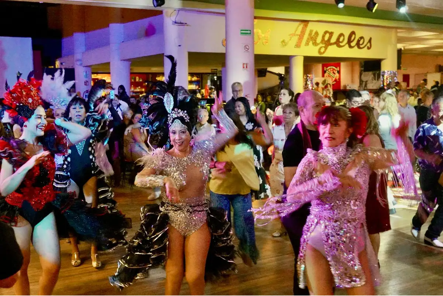 A sus 89 años, el Salón Los Ángeles festejó a lo grande su longevidad y una historia que va de la tradición a la modernidad, con un abanico de ritmos como el mambo, salsa, cumbia, chachachá, así como de “su majestad” el danzón, entre otros géneros, que resonaron en una noche sabatina que resultó espectacular.