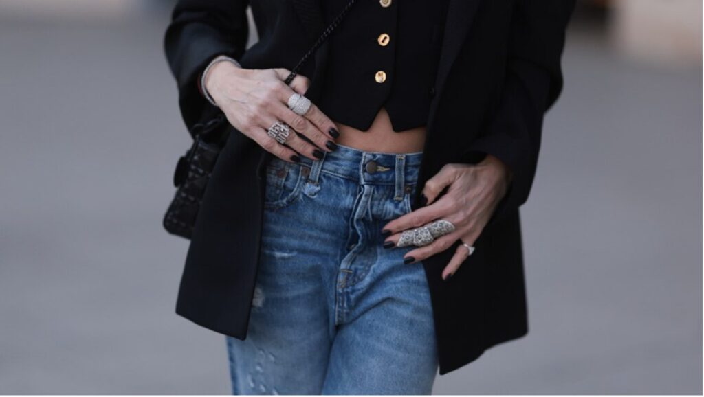 La prenda que puede transformar por completo un look sin dejar de ser práctica, sin duda son los jeans. Para otoño 2026, el denim abandona por un momento los lavados desgastados y recupera una de sus versiones más elegantes, el denim oscuro.