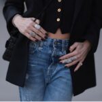 La prenda que puede transformar por completo un look sin dejar de ser práctica, sin duda son los jeans. Para otoño 2026, el denim abandona por un momento los lavados desgastados y recupera una de sus versiones más elegantes, el denim oscuro.