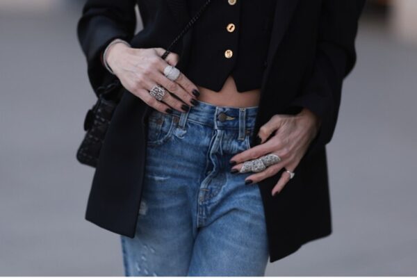 La prenda que puede transformar por completo un look sin dejar de ser práctica, sin duda son los jeans. Para otoño 2026, el denim abandona por un momento los lavados desgastados y recupera una de sus versiones más elegantes, el denim oscuro.