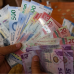 El peso mexicano se enfrentó a la fortaleza del dólar este lunes, pues cerró la sesión en 16.9602 unidades por dólar spot, lo que implicó una depreciación de 0.24 por ciento, respecto al cierre previo.
